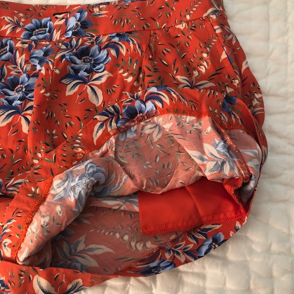 LOFT Floral Pleated Shorts - Picture 5 of 7